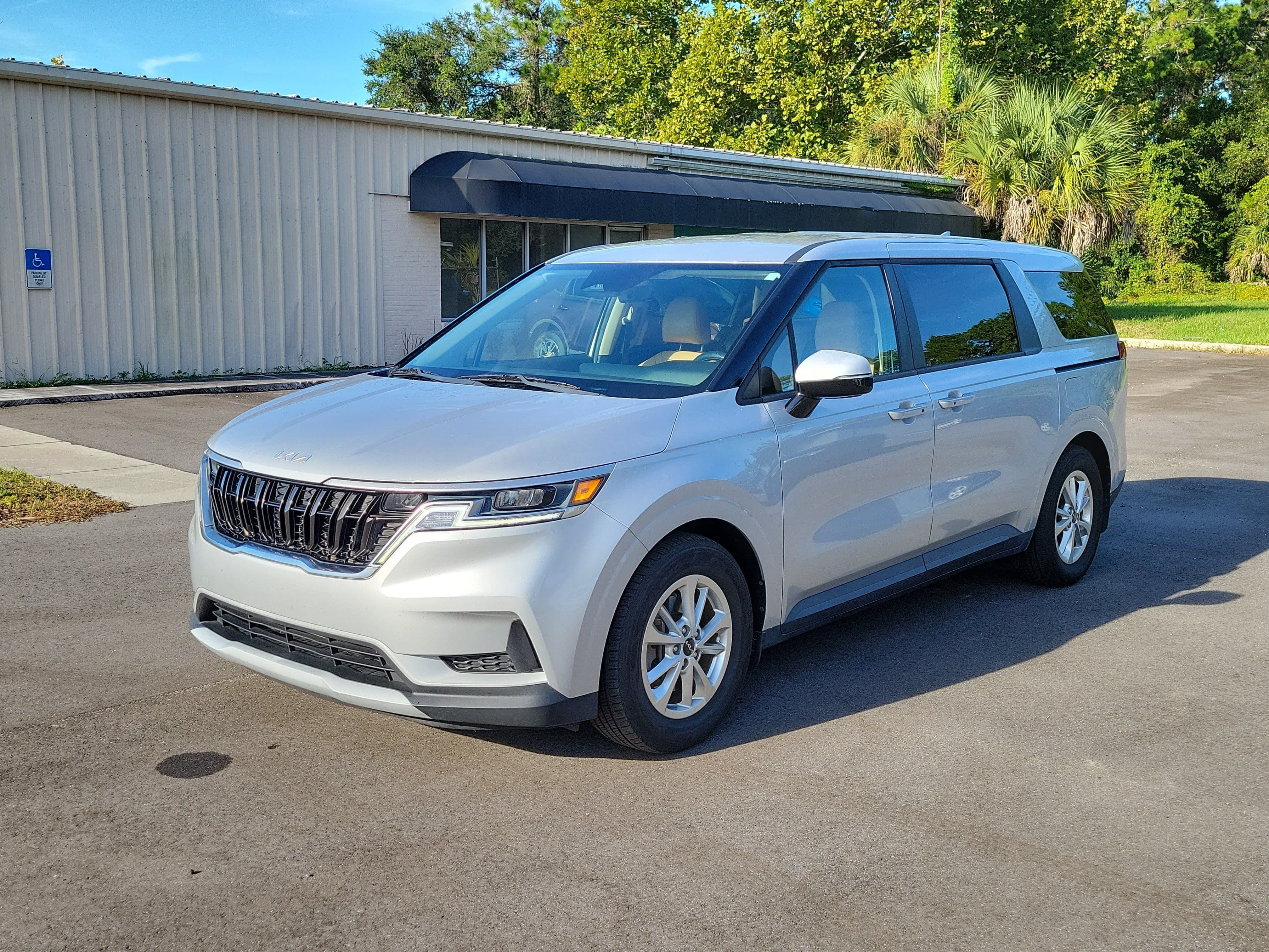 Used 2022 Kia Carnival LX FWD image 3