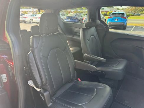 Used 2018 Chrysler Pacifica Touring-L w/ Premium Audio Group image 42