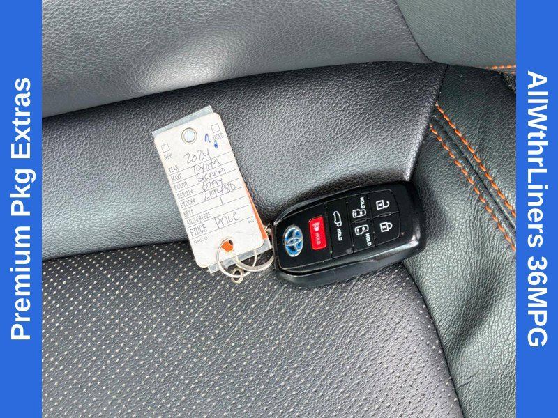 Used 2024 Toyota Sienna XSE w/ XSE Premium Package FWD image 29