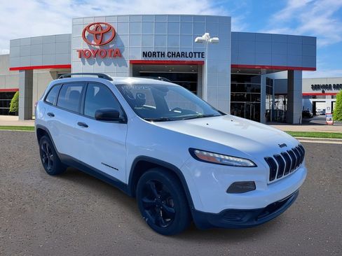 Used 2016 Jeep Cherokee Sport image 3