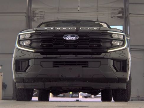 Used 2025 Ford Expedition Active AWD/4WD image 4