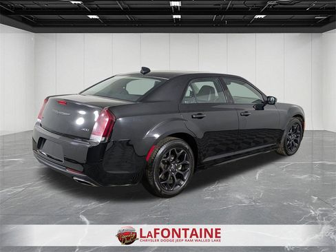 Used 2023 Chrysler 300 Touring L w/ Popular Equipment Group image 5