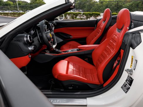 Used 2023 Ferrari Portofino M RWD image 26