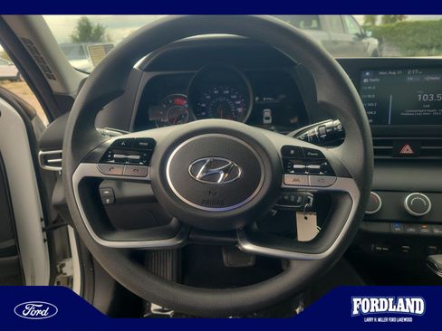 Used 2022 Hyundai Elantra SE FWD image 9