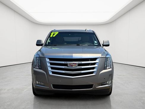 Used 2017 Cadillac Escalade ESV Luxury AWD/4WD image 2