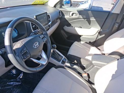 Used 2025 Hyundai Venue SEL image 18
