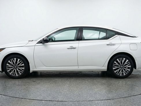 Used 2025 Nissan Altima 2.5 SV FWD image 5