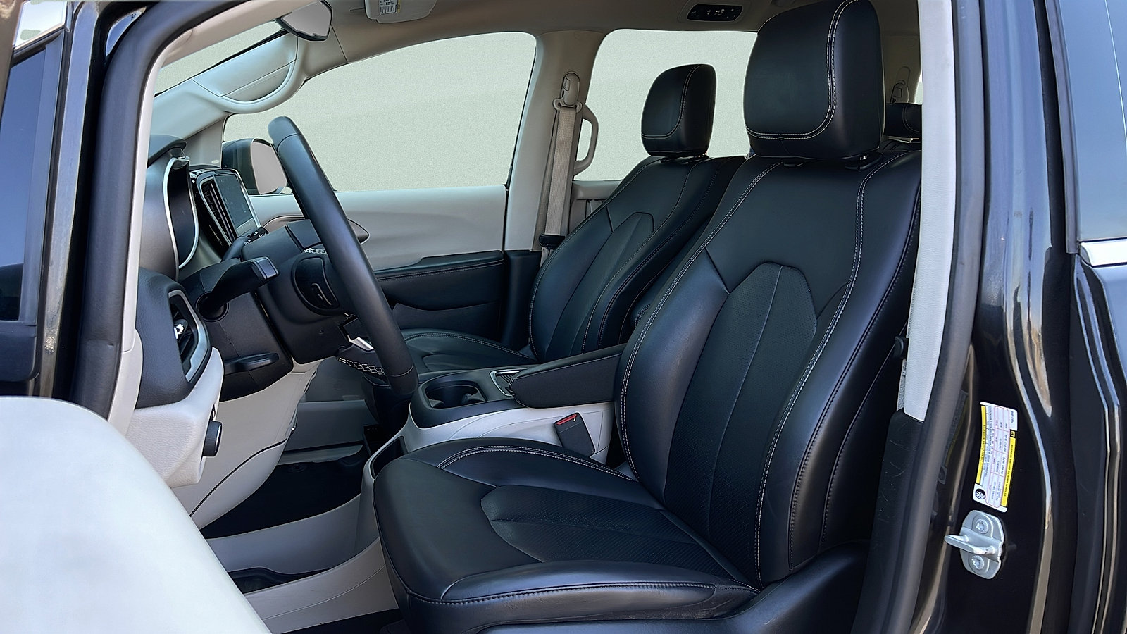 Used 2023 Chrysler Pacifica Touring-L FWD image 23