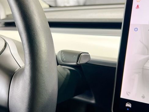 Used 2022 Tesla Model Y Long Range image 16