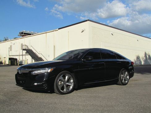 Used 2018 Honda Accord Touring image 2