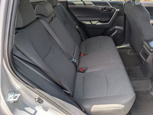 Used 2021 Toyota RAV4 LE FWD image 5