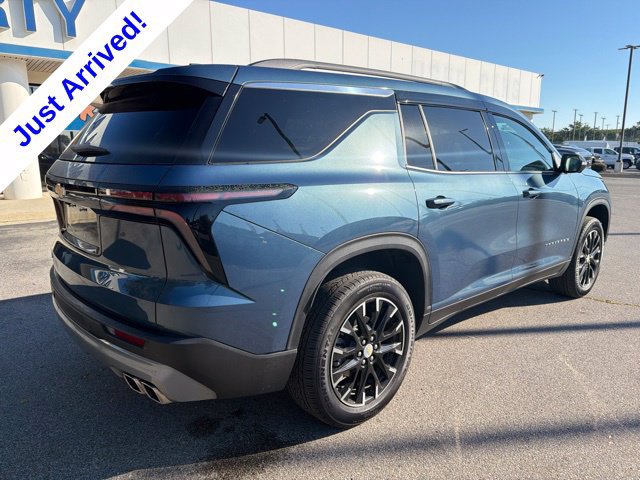 Used 2025 Chevrolet Traverse LT w/ Sun and Wheel Package FWD image 3