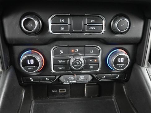 Used 2022 Chevrolet Suburban LT AWD/4WD image 22