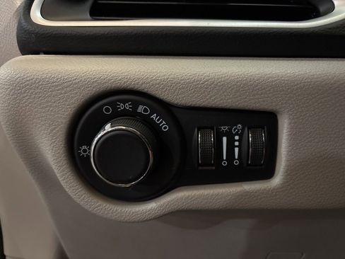 Used 2023 Chrysler Voyager LX image 19