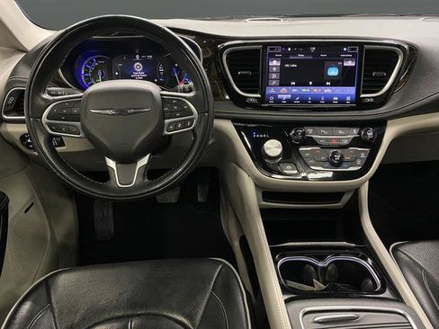 Used 2022 Chrysler Pacifica Limited FWD image 9