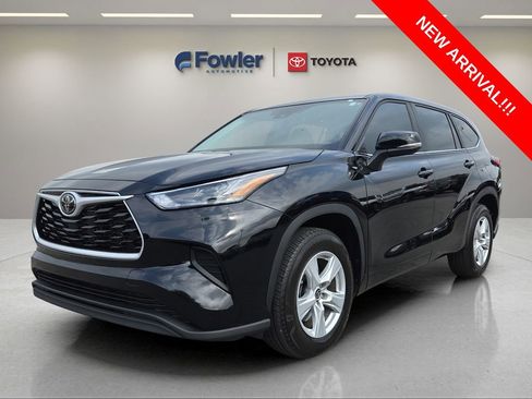 Used 2023 Toyota Highlander L FWD image 3