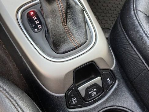 Used 2018 Jeep Compass Latitude w/ Popular Equipment Group AWD/4WD image 3
