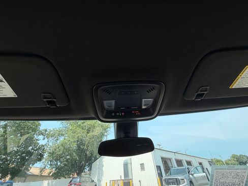 Used 2023 Chevrolet Traverse LT FWD image 22