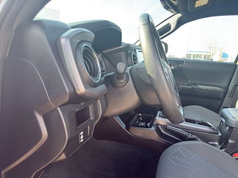 Used 2016 Toyota Tacoma TRD Sport image 15