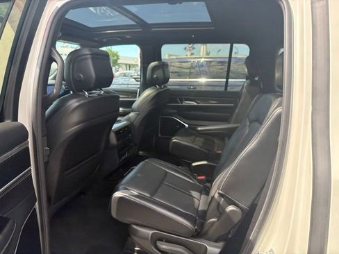 Used 2022 Jeep Wagoneer Series III w/ Premium Group I AWD/4WD image 18