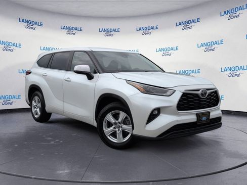 Used 2023 Toyota Highlander LE image 2