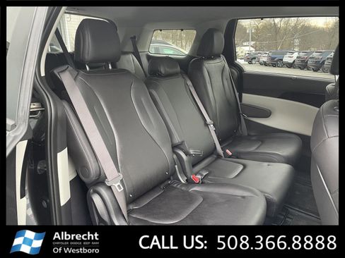 Used 2024 Kia Carnival EX image 18