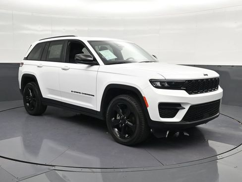 Used 2024 Jeep Grand Cherokee Altitude AWD/4WD image 5