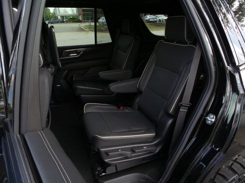 Used 2025 GMC Yukon Elevation w/ Elevation Premium Package AWD/4WD image 10