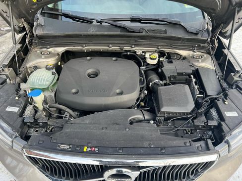 Used 2022 Volvo XC40 T5 Momentum image 13