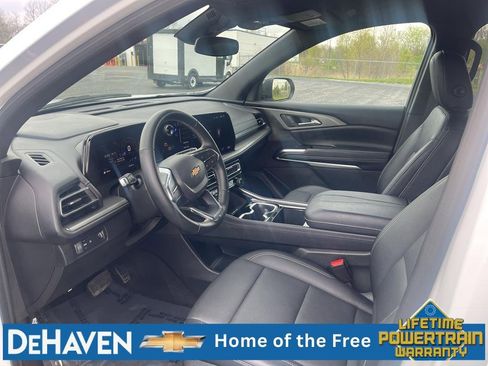 Used 2025 Chevrolet Traverse LT FWD image 11