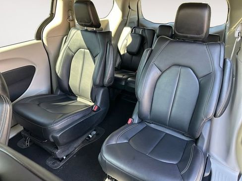 Used 2024 Chrysler Pacifica Limited FWD image 13