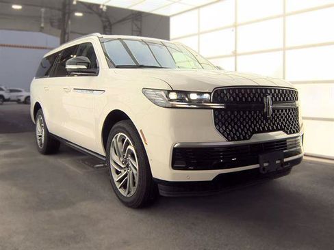 Used 2025 Lincoln Navigator L Reserve AWD/4WD image 3