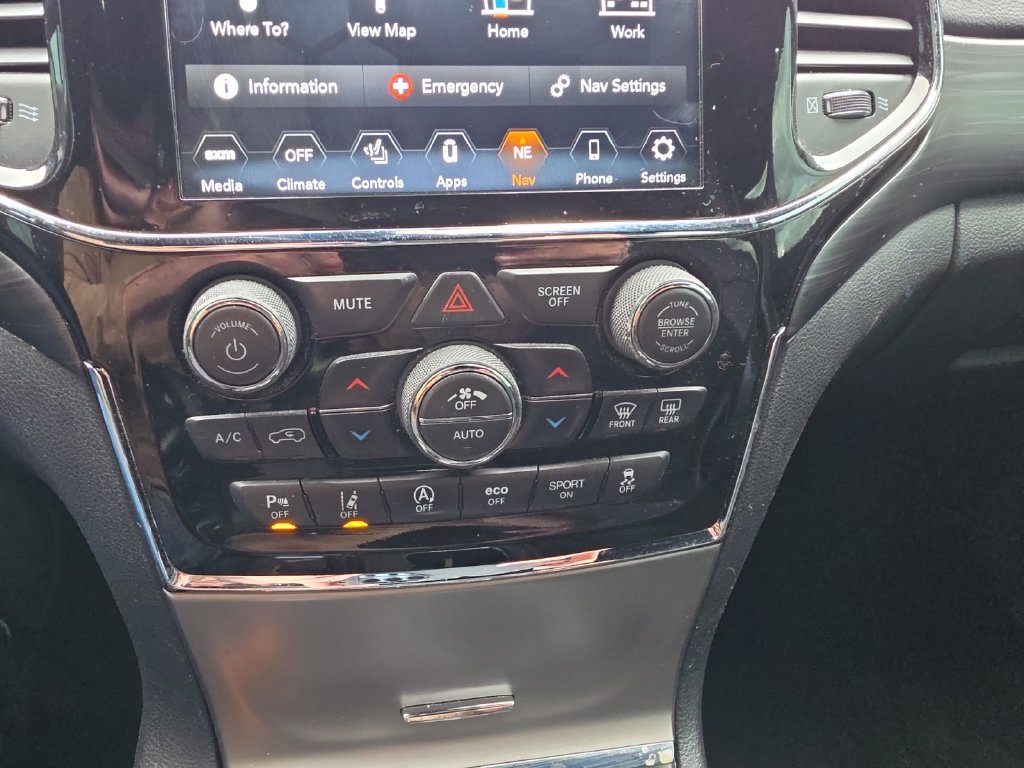 Used 2020 Jeep Grand Cherokee Altitude AWD/4WD image 21