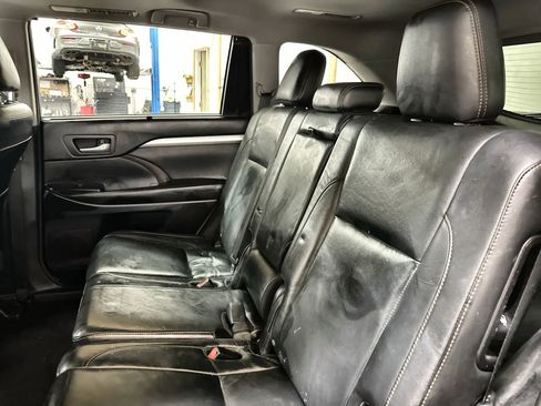 Used 2016 Toyota Highlander XLE image 25