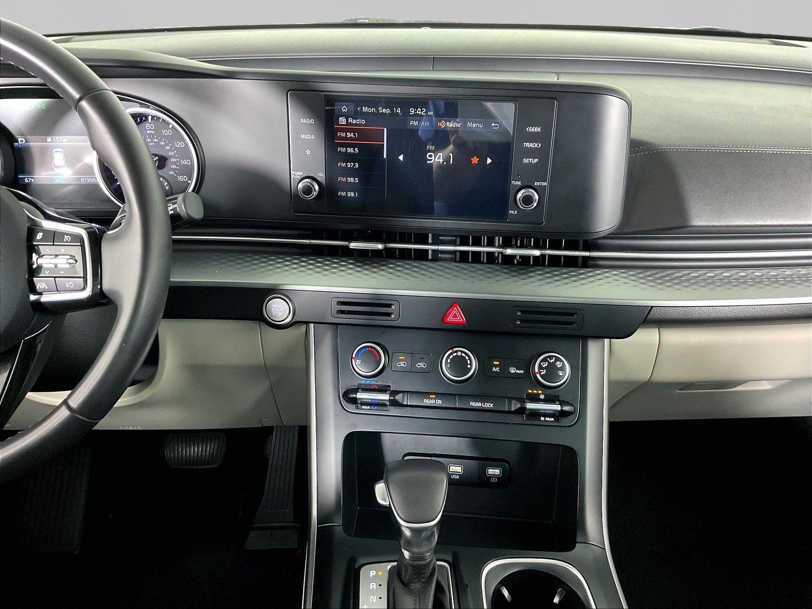 Used 2023 Kia Carnival LX FWD image 9