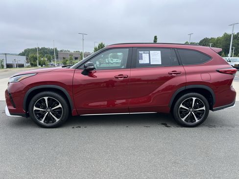 Used 2022 Toyota Highlander XSE FWD image 6
