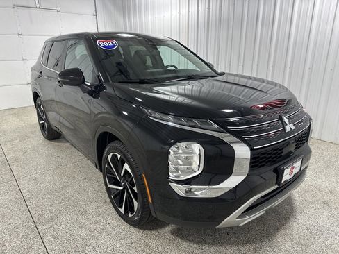 Used 2024 Mitsubishi Outlander AWD image 2