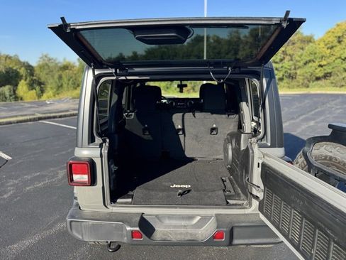 Used 2020 Jeep Wrangler Unlimited Sahara image 10