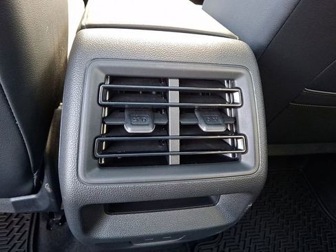 Used 2025 Volkswagen Tiguan SE w/ Panoramic Sunroof Package image 10