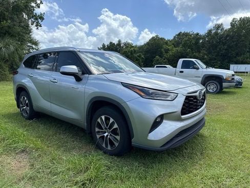 Used 2021 Toyota Highlander XLE AWD/4WD image 3