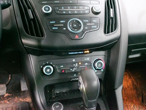 Used 2017 Ford Focus SE w/ SE Winter Package FWD image 18