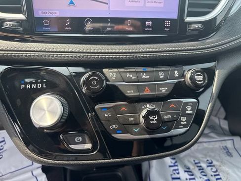 Used 2022 Chrysler Pacifica Touring-L w/ Uconnect Theater Family Group AWD/4WD image 25