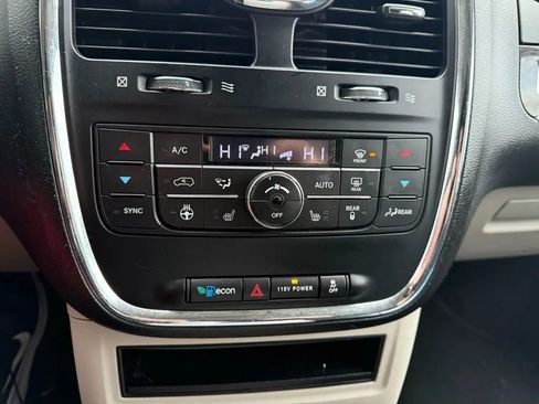 Used 2014 Chrysler Town & Country Touring w/ Driver Convenience Group image 15