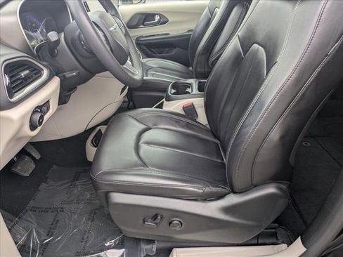 Used 2023 Chrysler Pacifica Touring-L FWD image 15