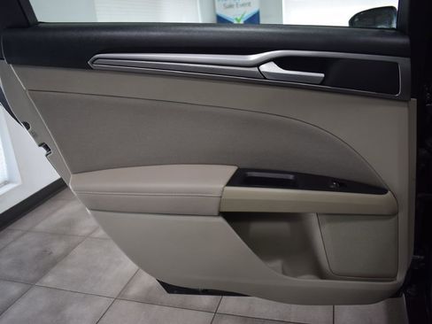Used 2020 Ford Fusion SE image 12