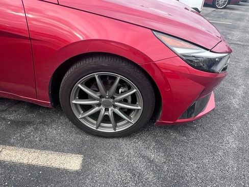 Used 2022 Hyundai Elantra Limited w/ Preferred Accessory Package FWD image 7
