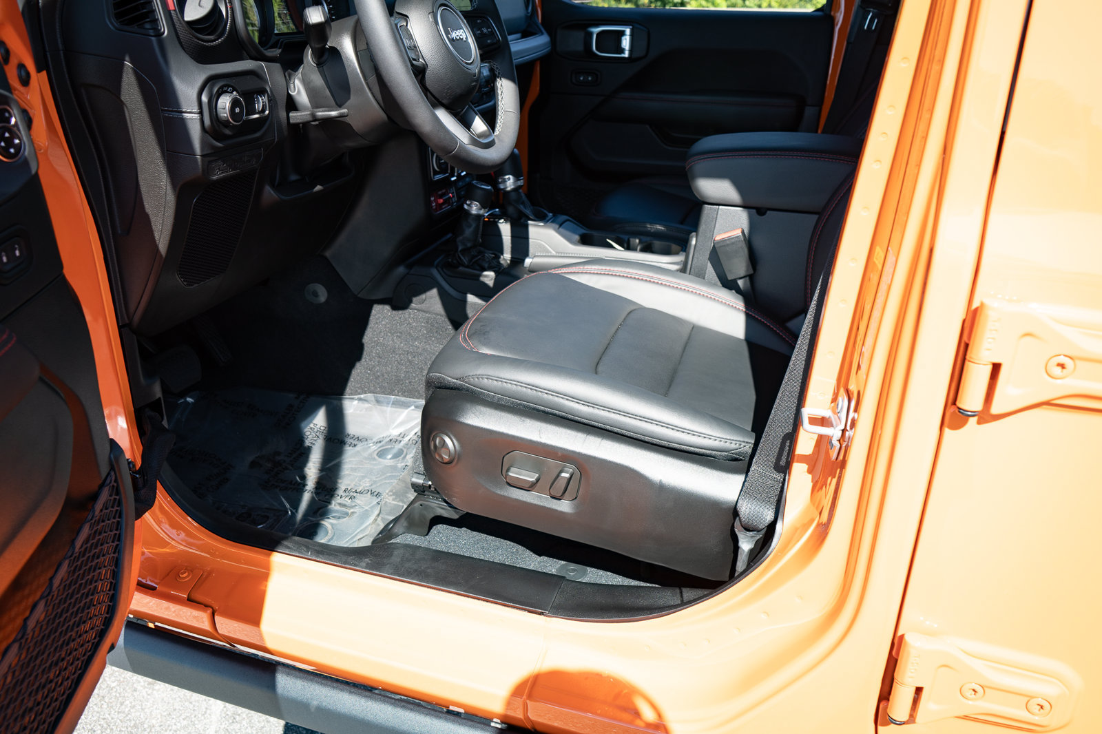 Used 2025 Jeep Wrangler Unlimited Rubicon AWD/4WD image 17