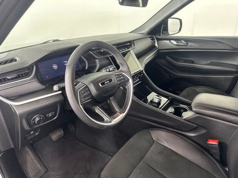 Used 2025 Jeep Grand Cherokee Altitude AWD/4WD image 9
