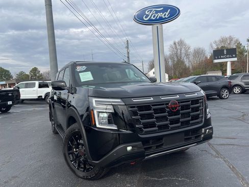 Used 2025 Nissan Armada PRO-4X w/ Pro-4X Premium Package image 2