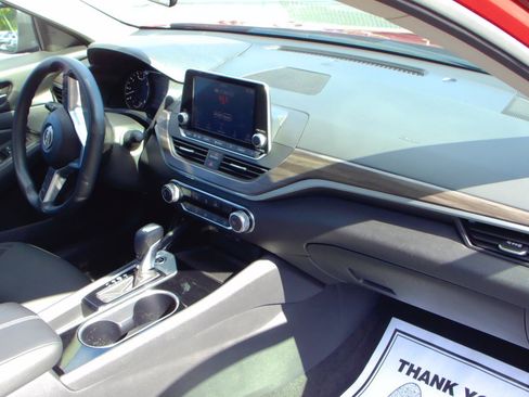 Used 2024 Nissan Altima 2.5 SV FWD image 24